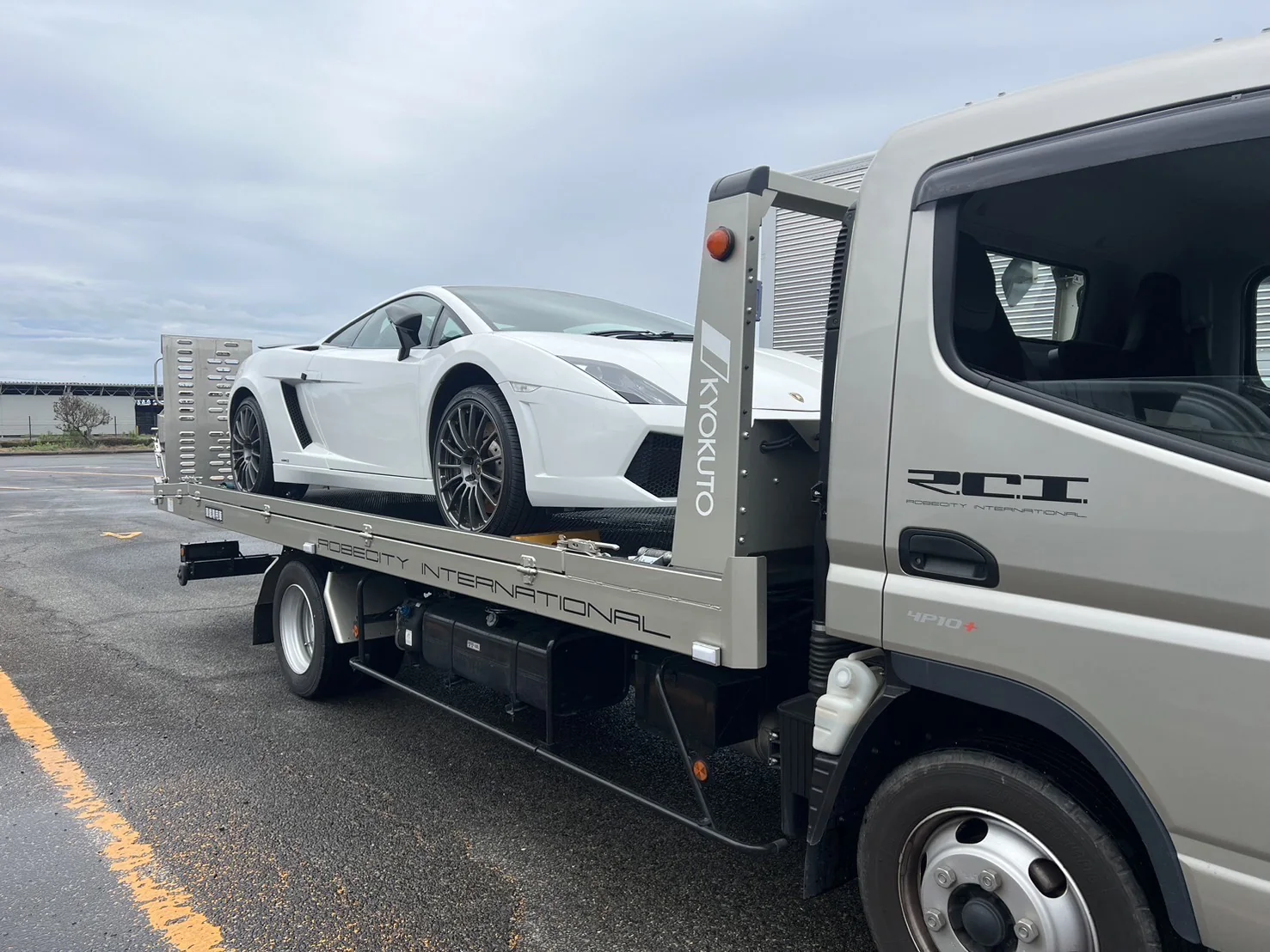 買取したお車を積載車で搬送する様子