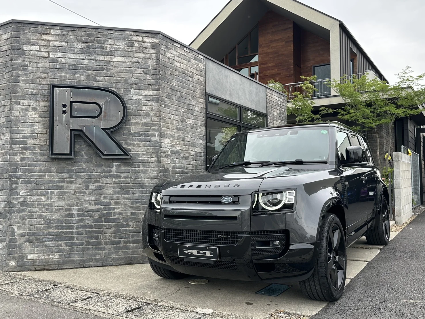 R.C.I.の店舗前に並ぶ買取したSUV