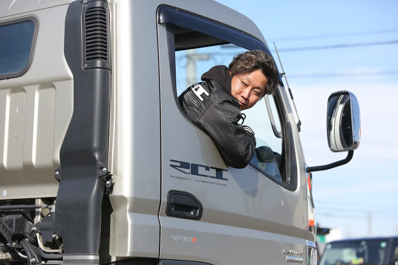 レッカー車で車両を牽引する様子