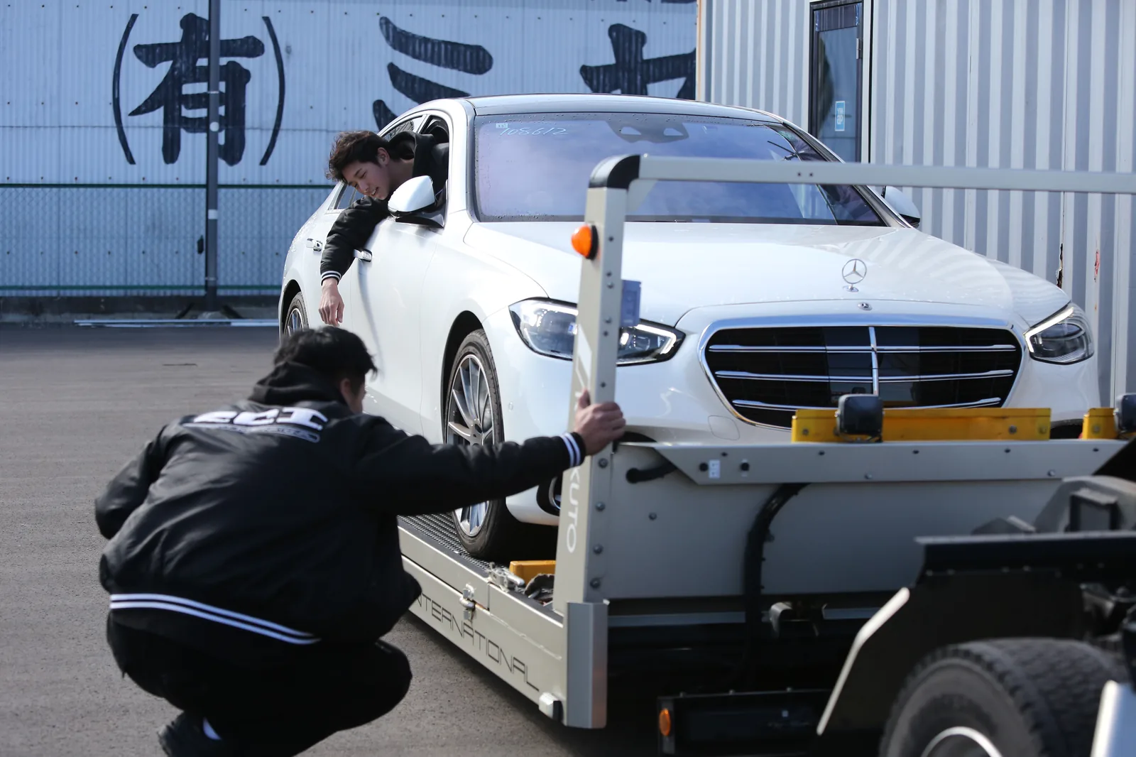 積載車によるお車の搬送の様子