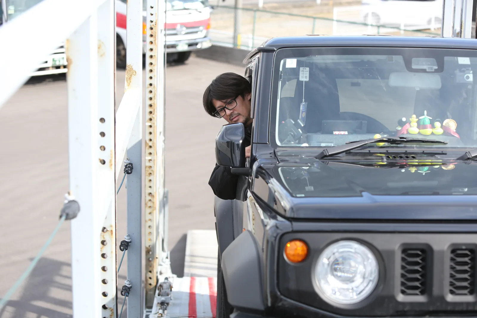 自動車を積載車で陸送する様子