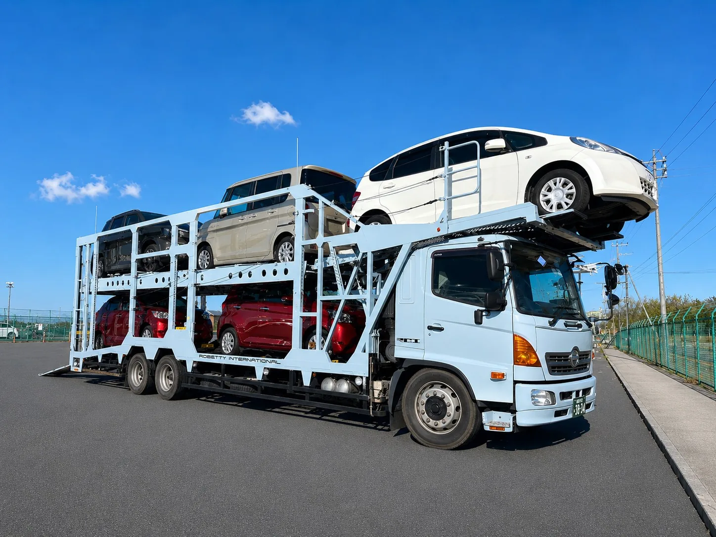 白い車両運搬車(積載車)でお車を陸送する様子